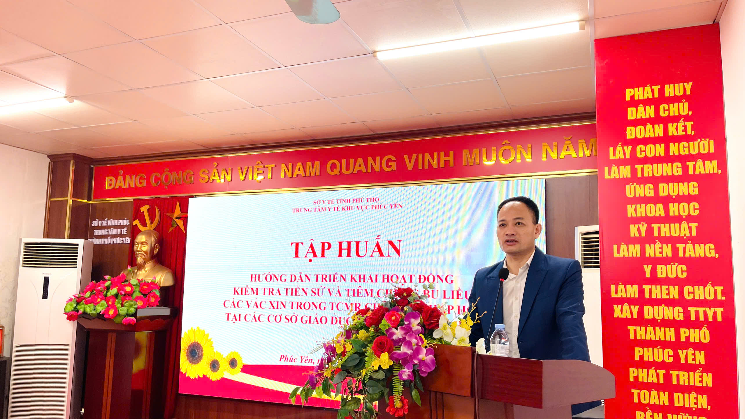 TRUNG TÂM Y TẾ KHU VỰC PHÚC YÊN TỔ CHỨC TẬP HUẤN KIỂM TRA TIỀN SỬ VÀ TIÊM CHỦNG BÙ LIỀU CHO TRẺ NHẬP HỌC